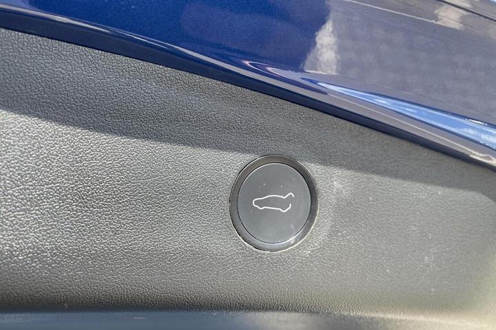 Blå Tesla Model 3 fra 2021
