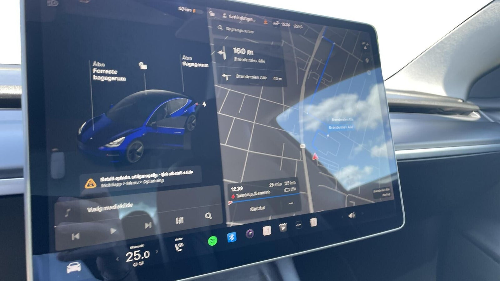Blå Tesla Model 3 fra 2021
