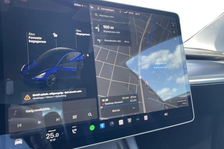 Blå Tesla Model 3 fra 2021