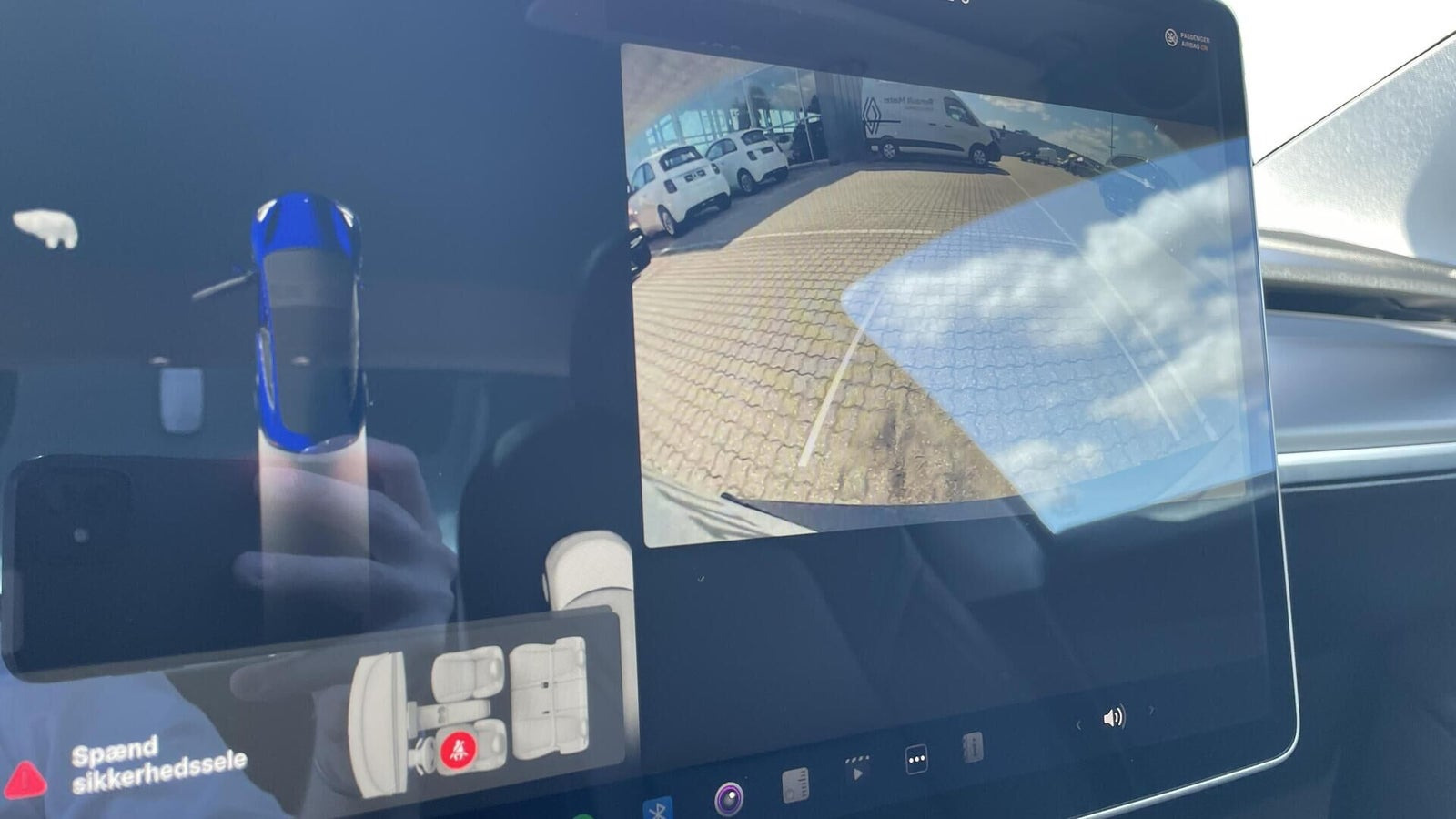 Blå Tesla Model 3 fra 2021