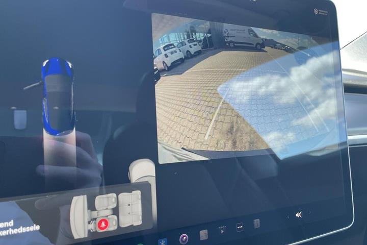 Blå Tesla Model 3 fra 2021