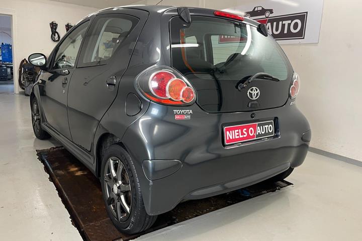 Sort Toyota Aygo fra 2011