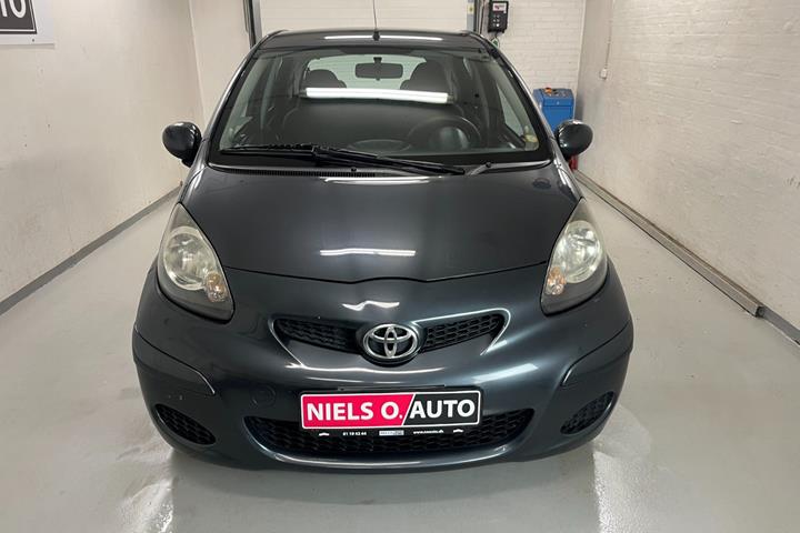 Sort Toyota Aygo fra 2011