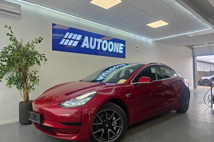 Rød Tesla Model 3 fra 2020