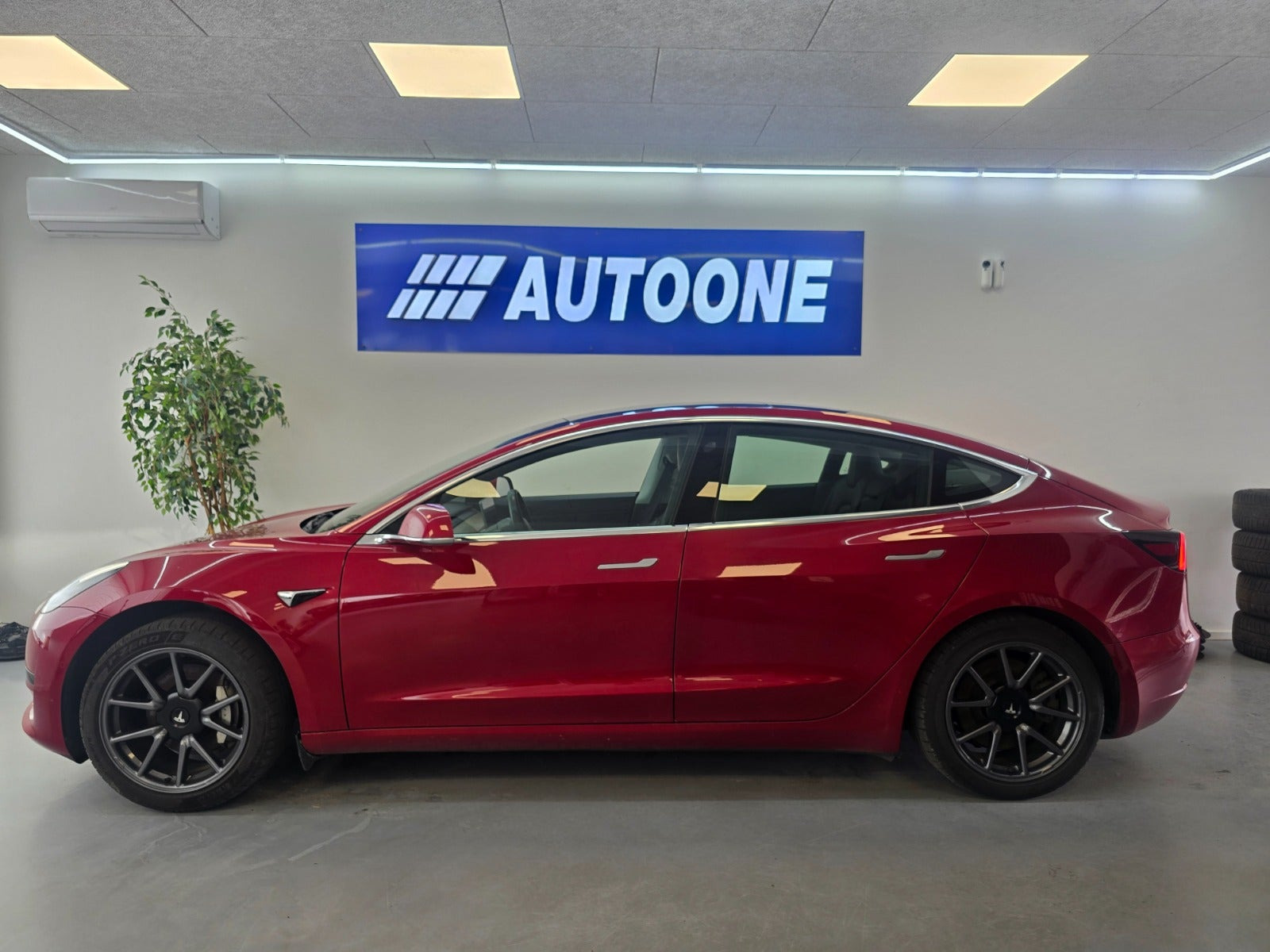 Rød Tesla Model 3 fra 2020