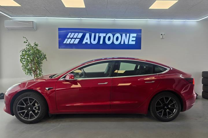 Rød Tesla Model 3 fra 2020