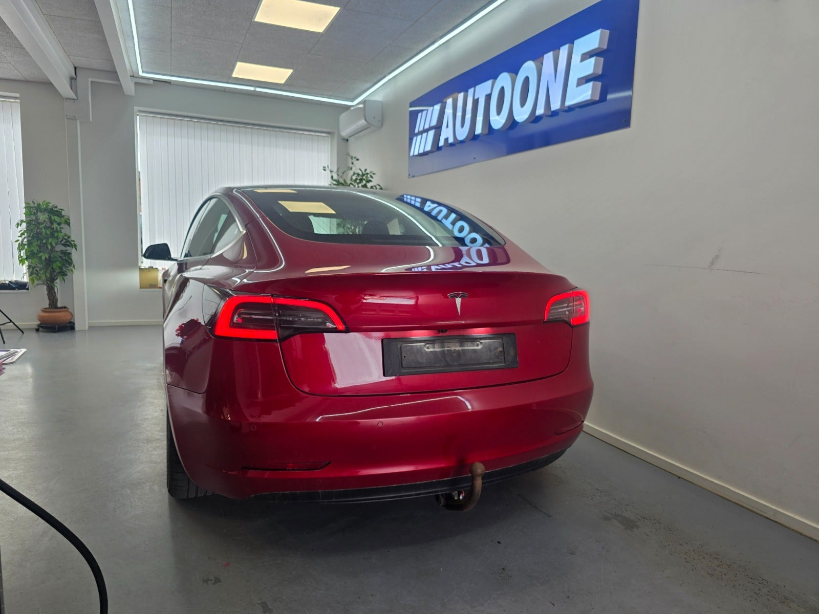 Rød Tesla Model 3 fra 2020