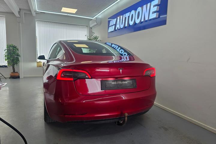 Rød Tesla Model 3 fra 2020