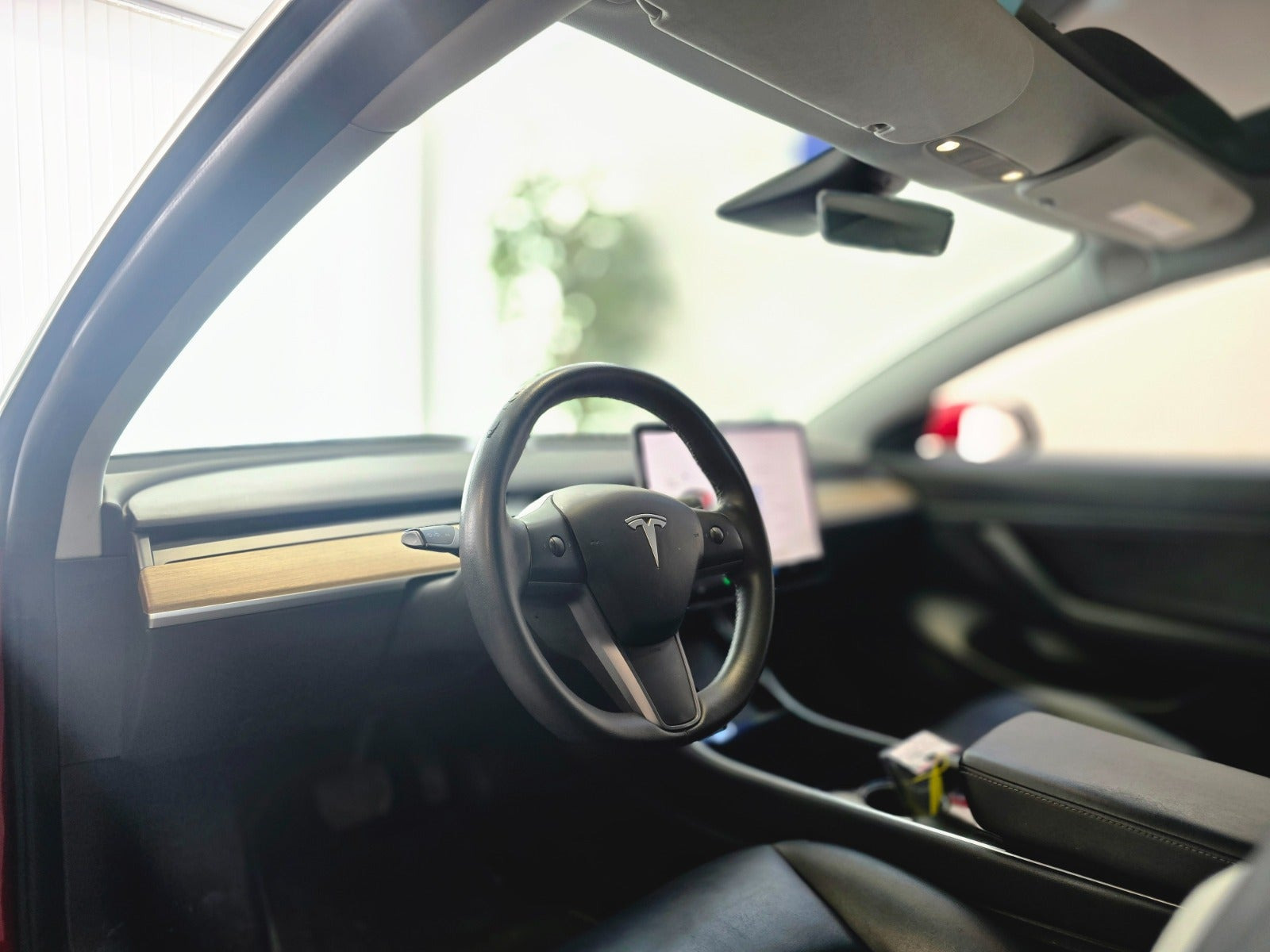 Rød Tesla Model 3 fra 2020
