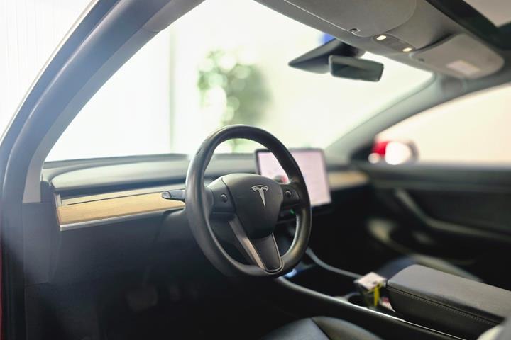 Rød Tesla Model 3 fra 2020