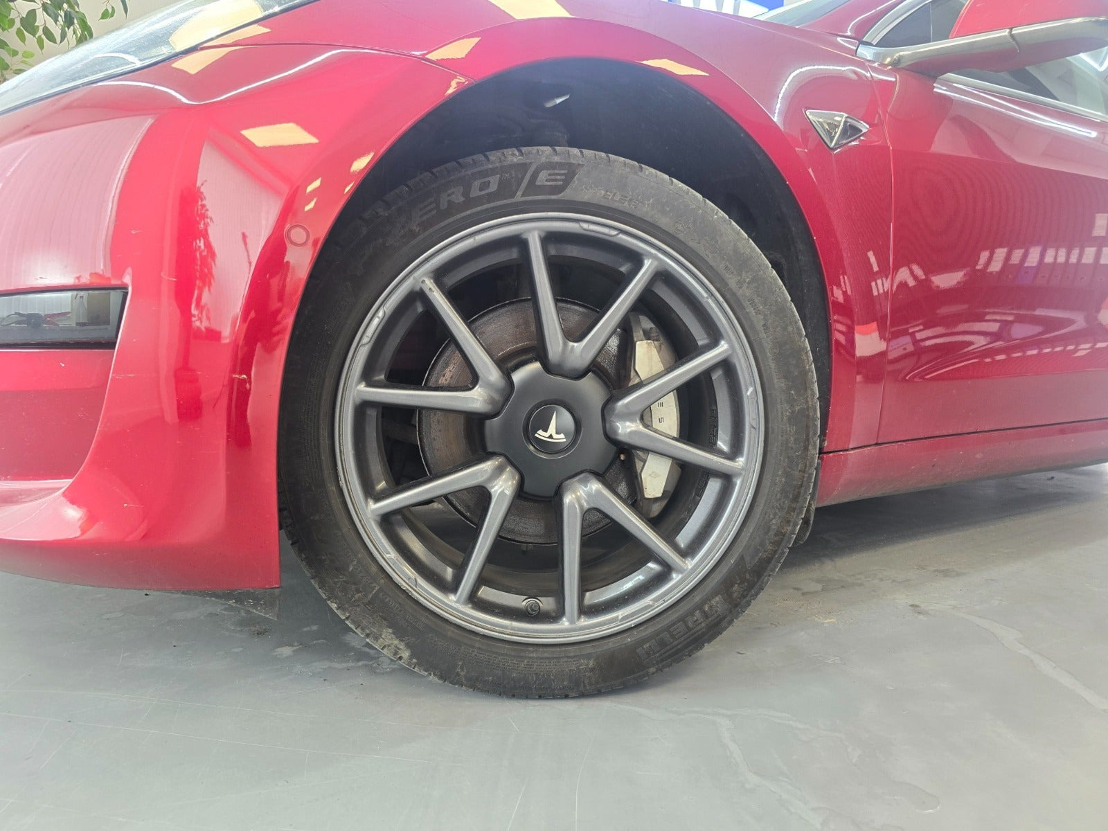 Rød Tesla Model 3 fra 2020