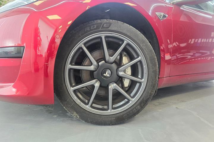 Rød Tesla Model 3 fra 2020