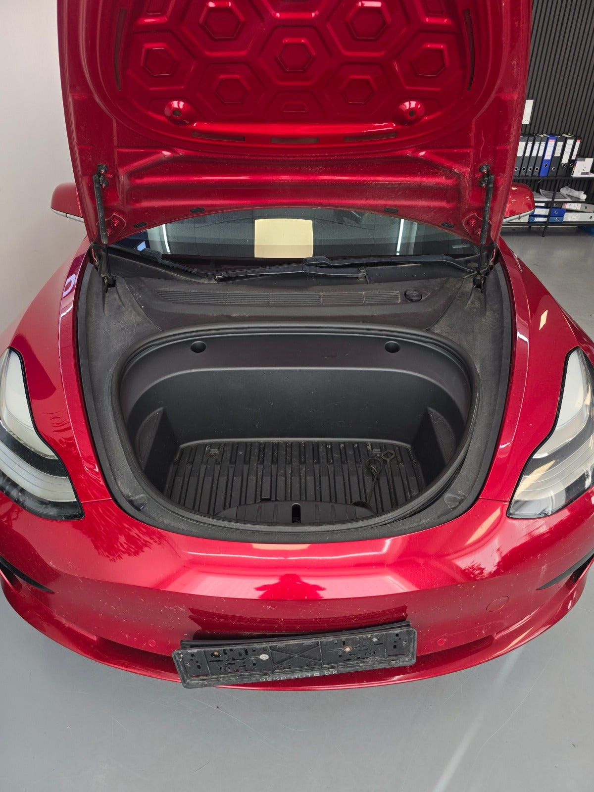 Rød Tesla Model 3 fra 2020