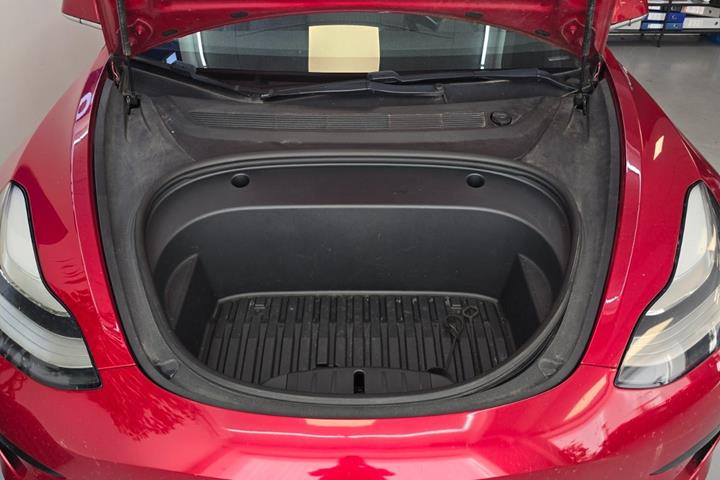 Rød Tesla Model 3 fra 2020