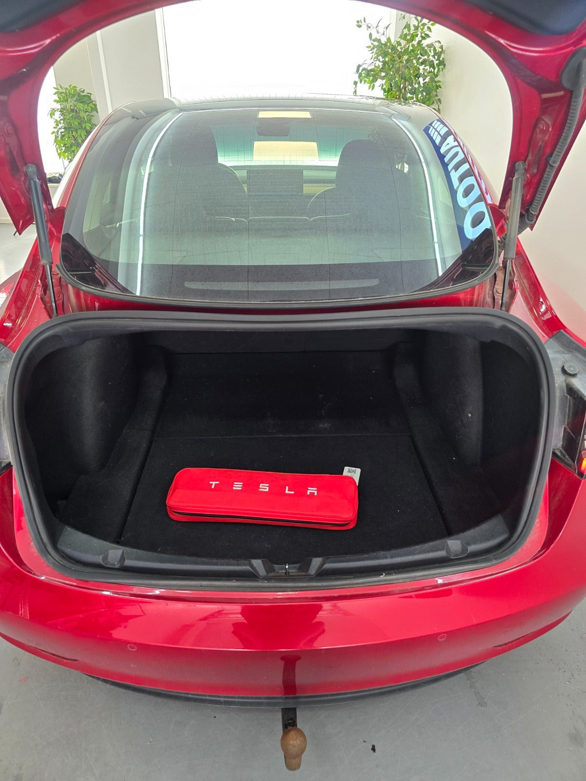 Rød Tesla Model 3 fra 2020