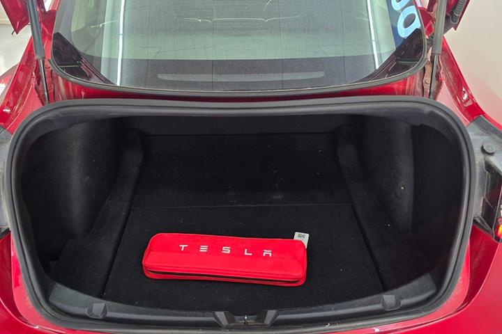 Rød Tesla Model 3 fra 2020