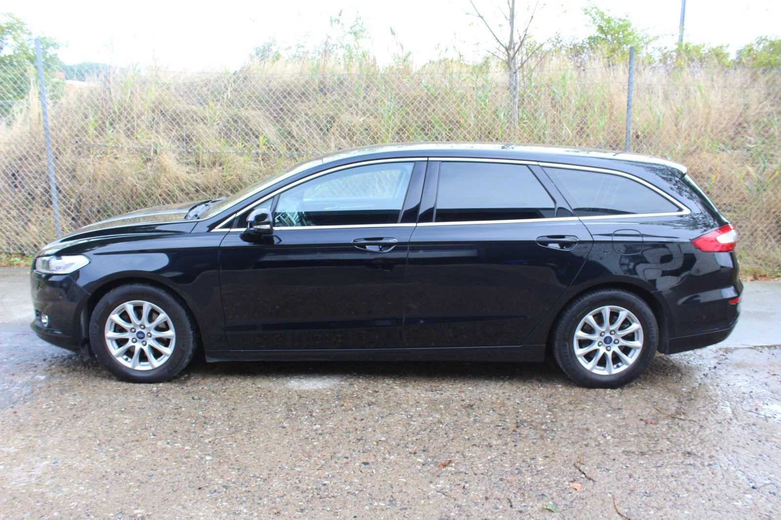 Sort Ford Mondeo fra 2015