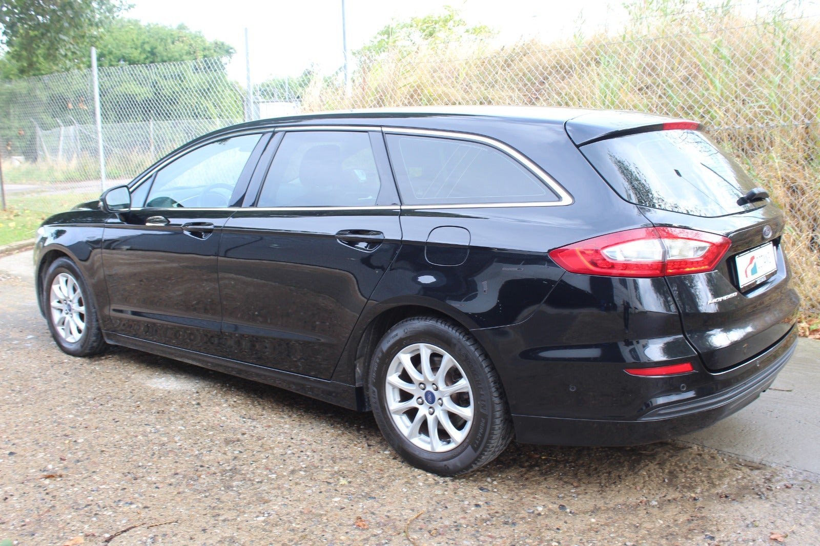 Sort Ford Mondeo fra 2015