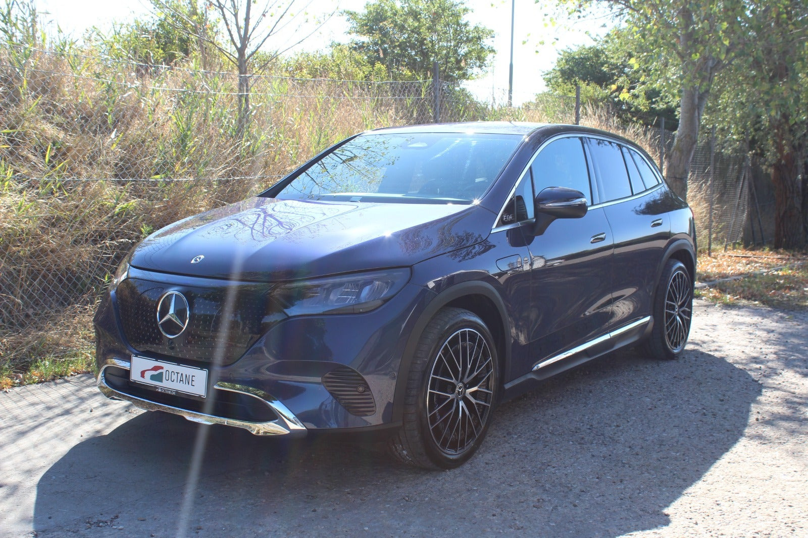 Blå Mercedes EQE350 SUV fra 2024