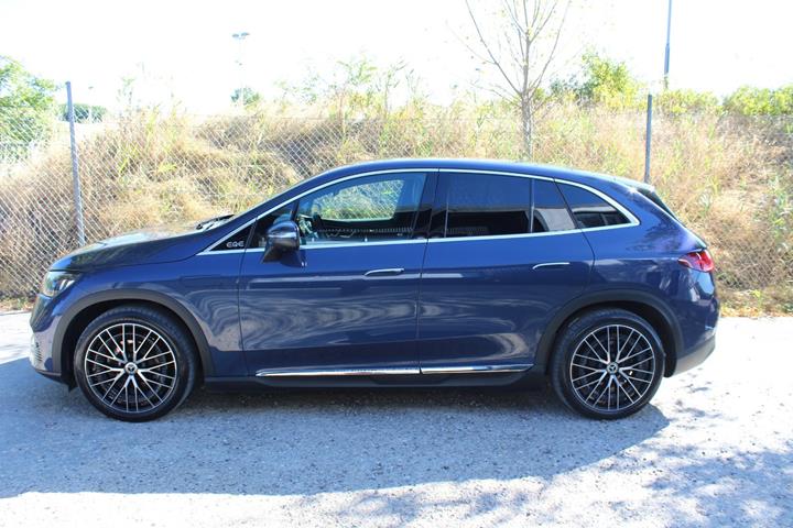Blå Mercedes EQE350 SUV fra 2024
