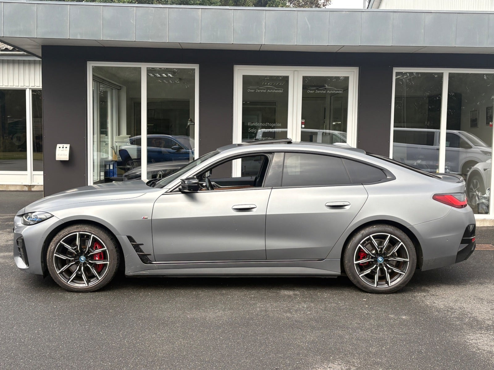 Grå BMW i4 fra 2023