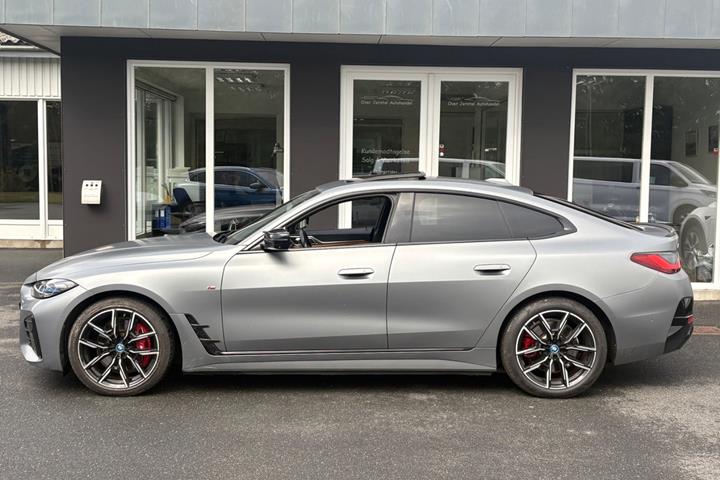 Grå BMW i4 fra 2023