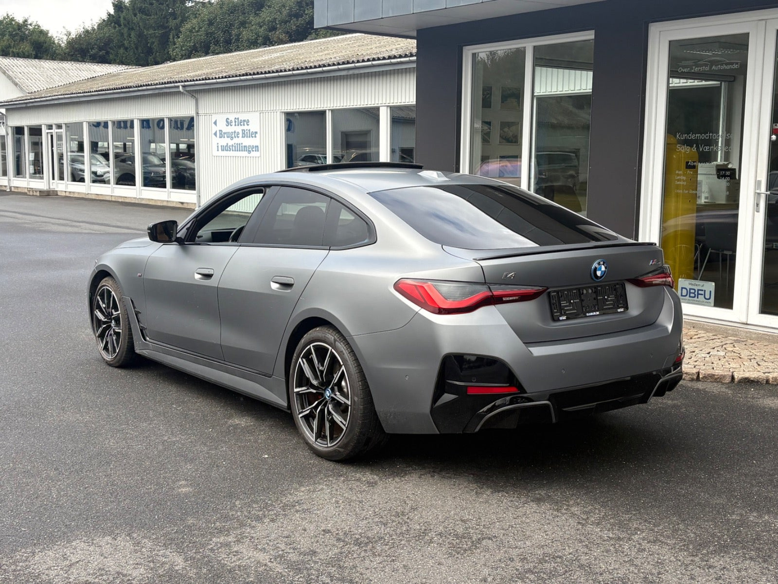 Grå BMW i4 fra 2023