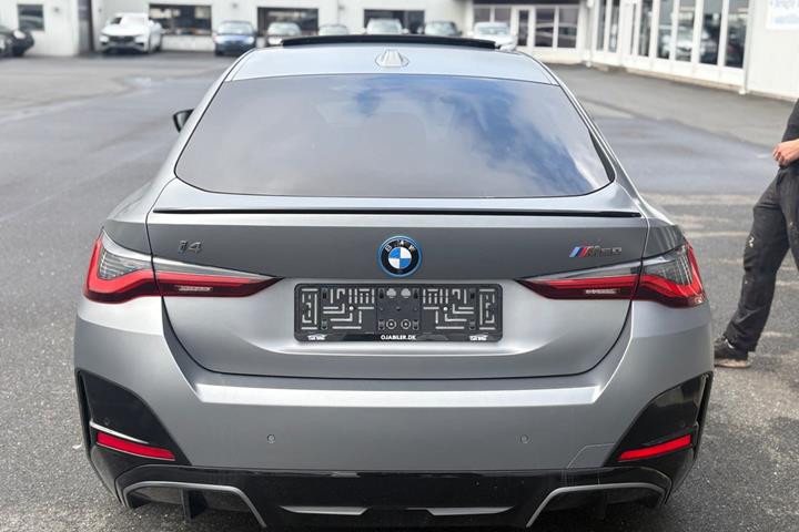 Grå BMW i4 fra 2023