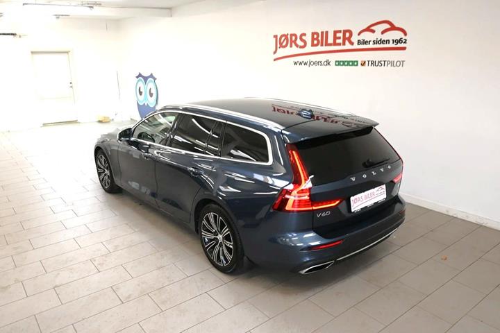 Blå Volvo V60 fra 2021