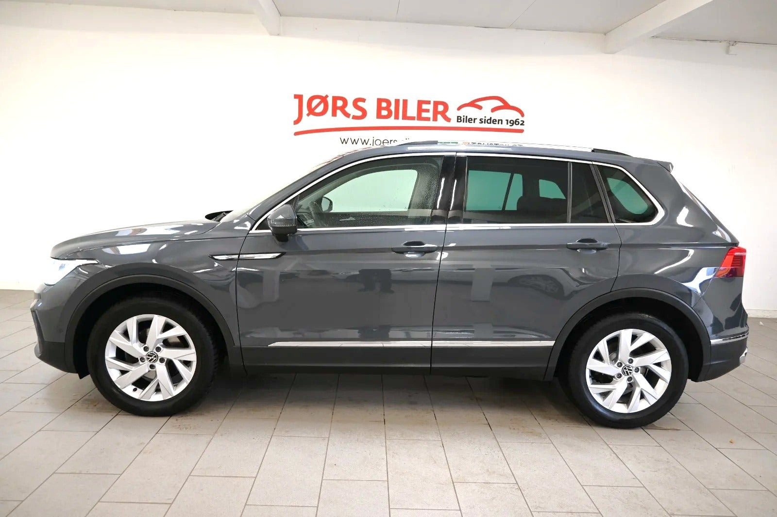 Grå VW Tiguan fra 2021