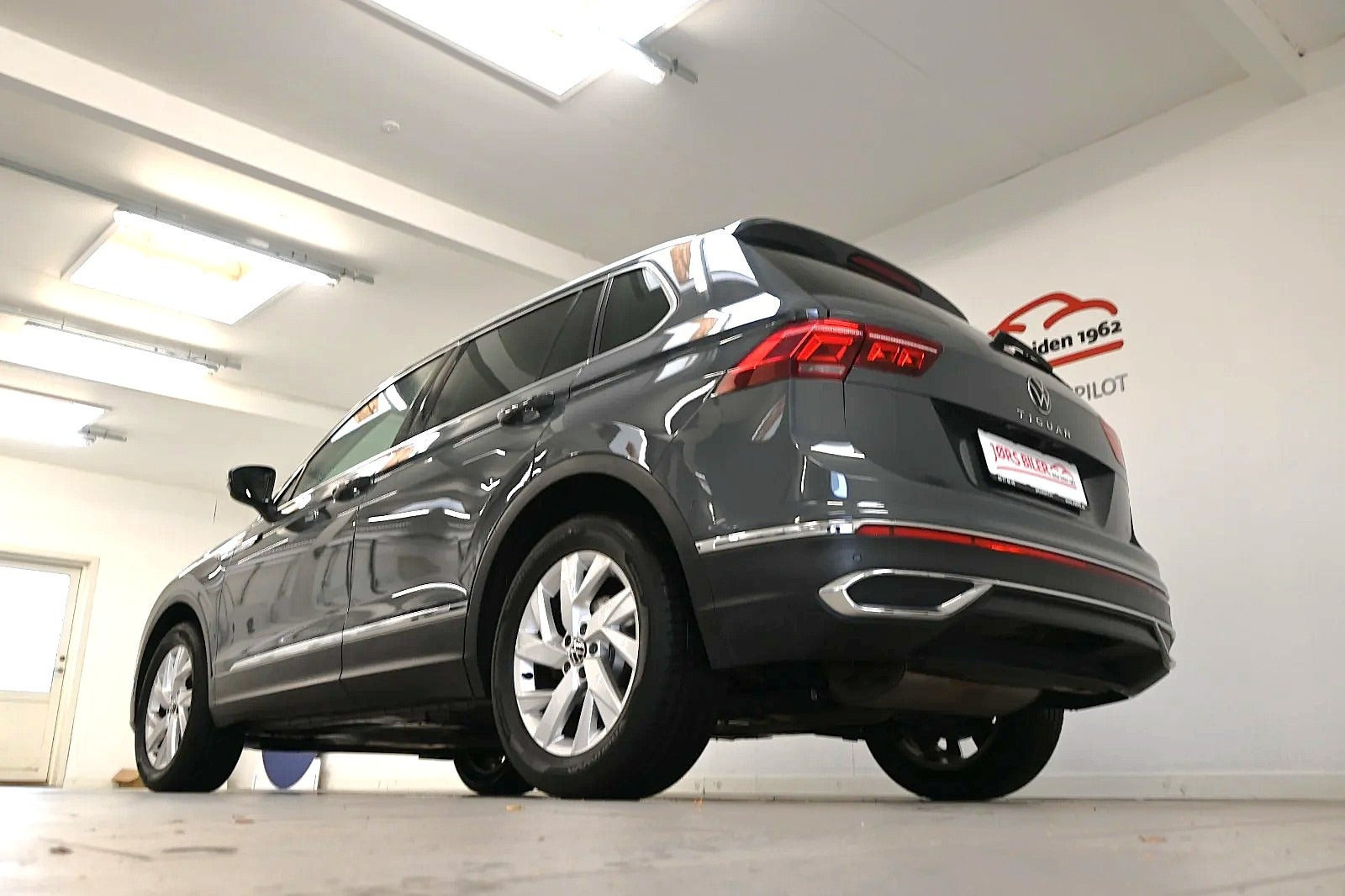 Grå VW Tiguan fra 2021