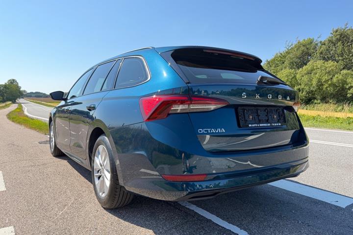 Blå Skoda Octavia fra 2021