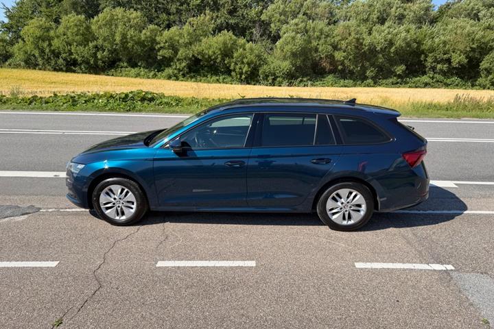 Blå Skoda Octavia fra 2021