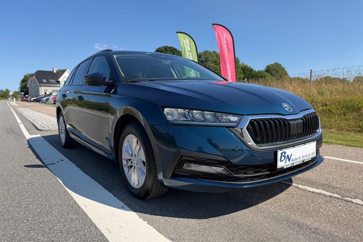 Blå Skoda Octavia fra 2021