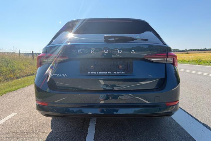 Blå Skoda Octavia fra 2021