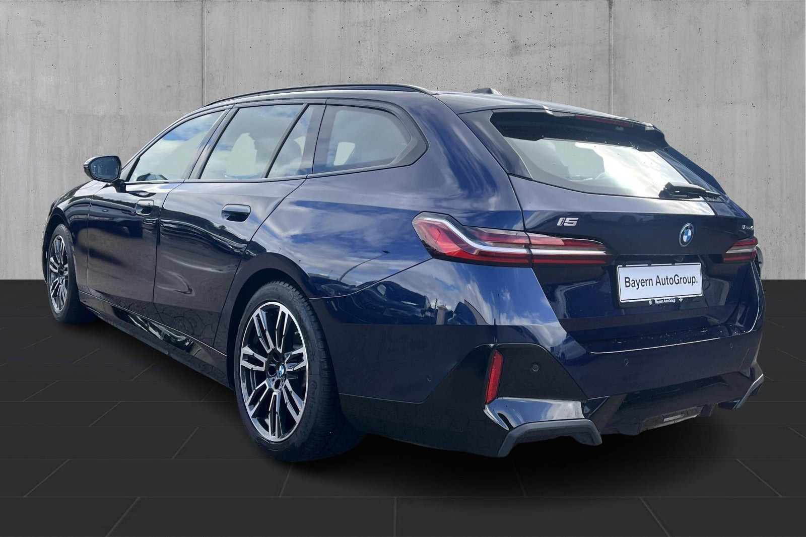 Blå BMW i5 fra 2026