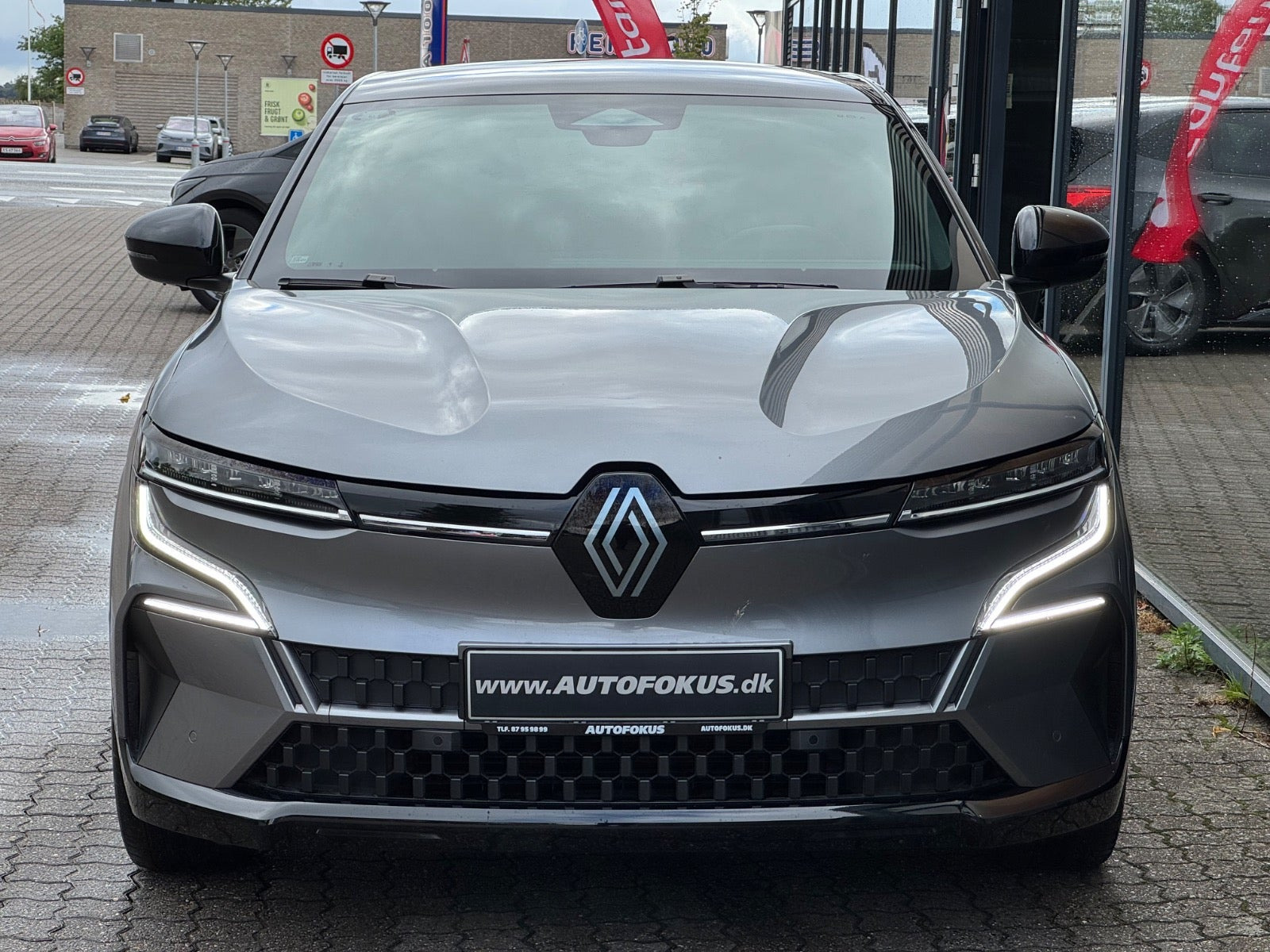 Grå Renault Megane E-Tech fra 2023