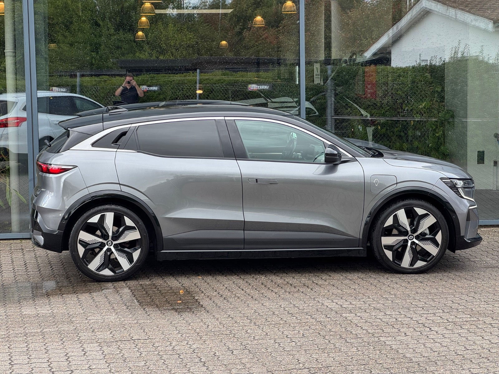 Grå Renault Megane E-Tech fra 2023