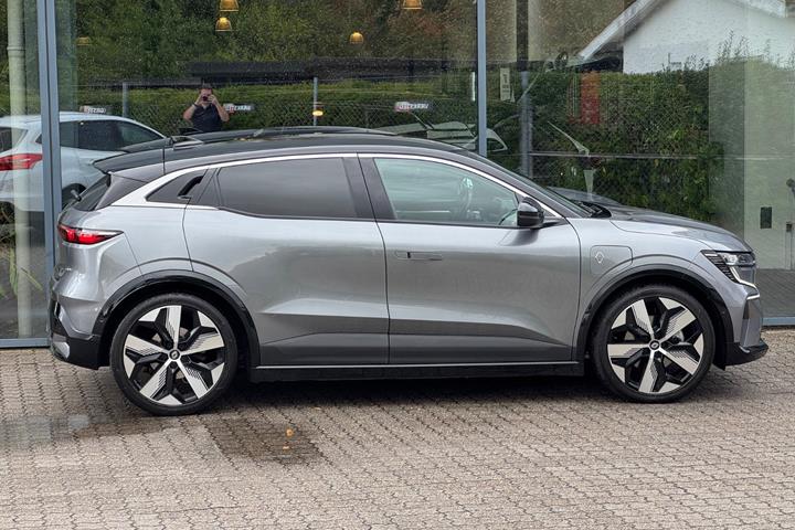 Grå Renault Megane E-Tech fra 2023