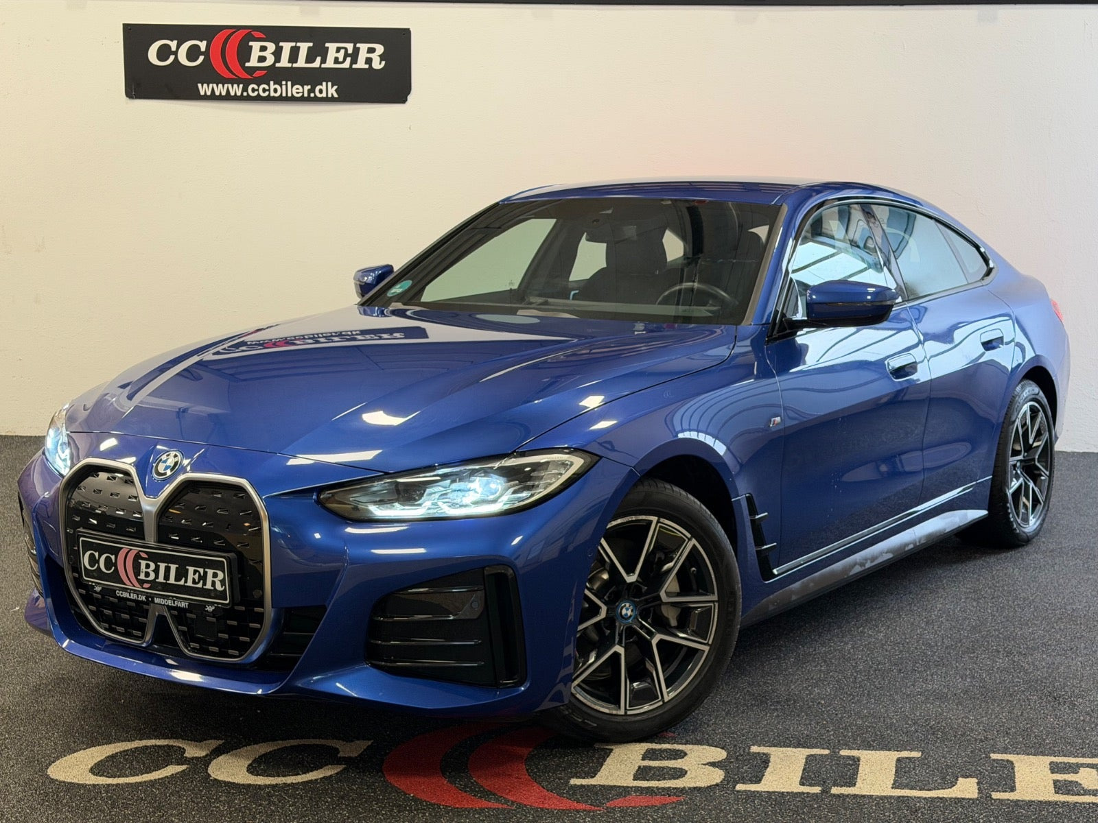 Blå BMW i4 fra 2024