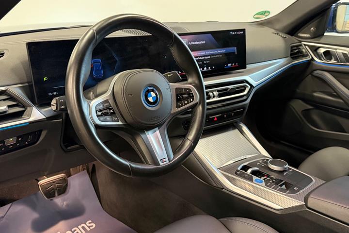 Blå BMW i4 fra 2024