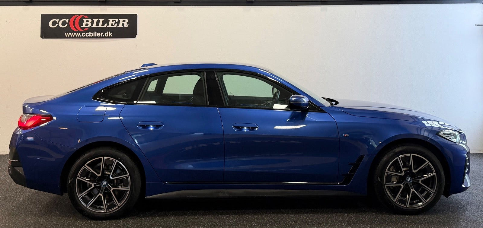 Blå BMW i4 fra 2024