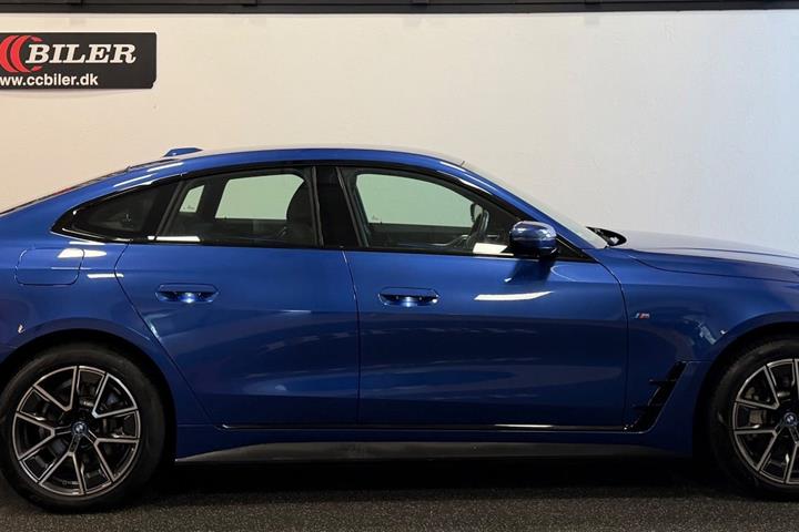 Blå BMW i4 fra 2024