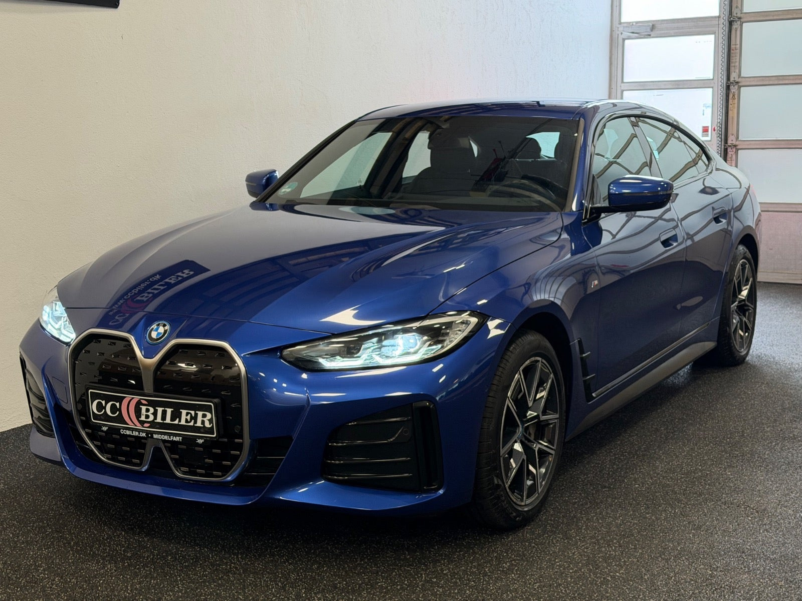 Blå BMW i4 fra 2024