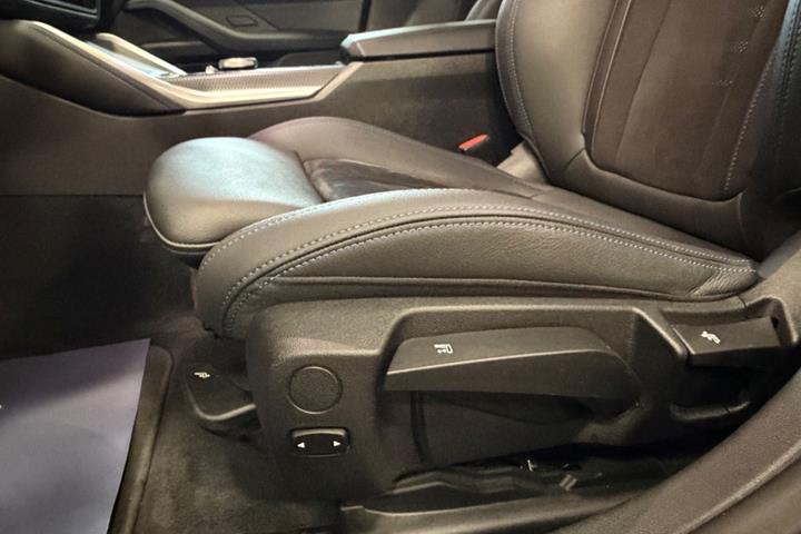 Blå BMW i4 fra 2024