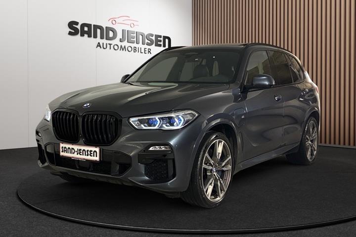 Grå BMW X5 fra 2020 set udefra