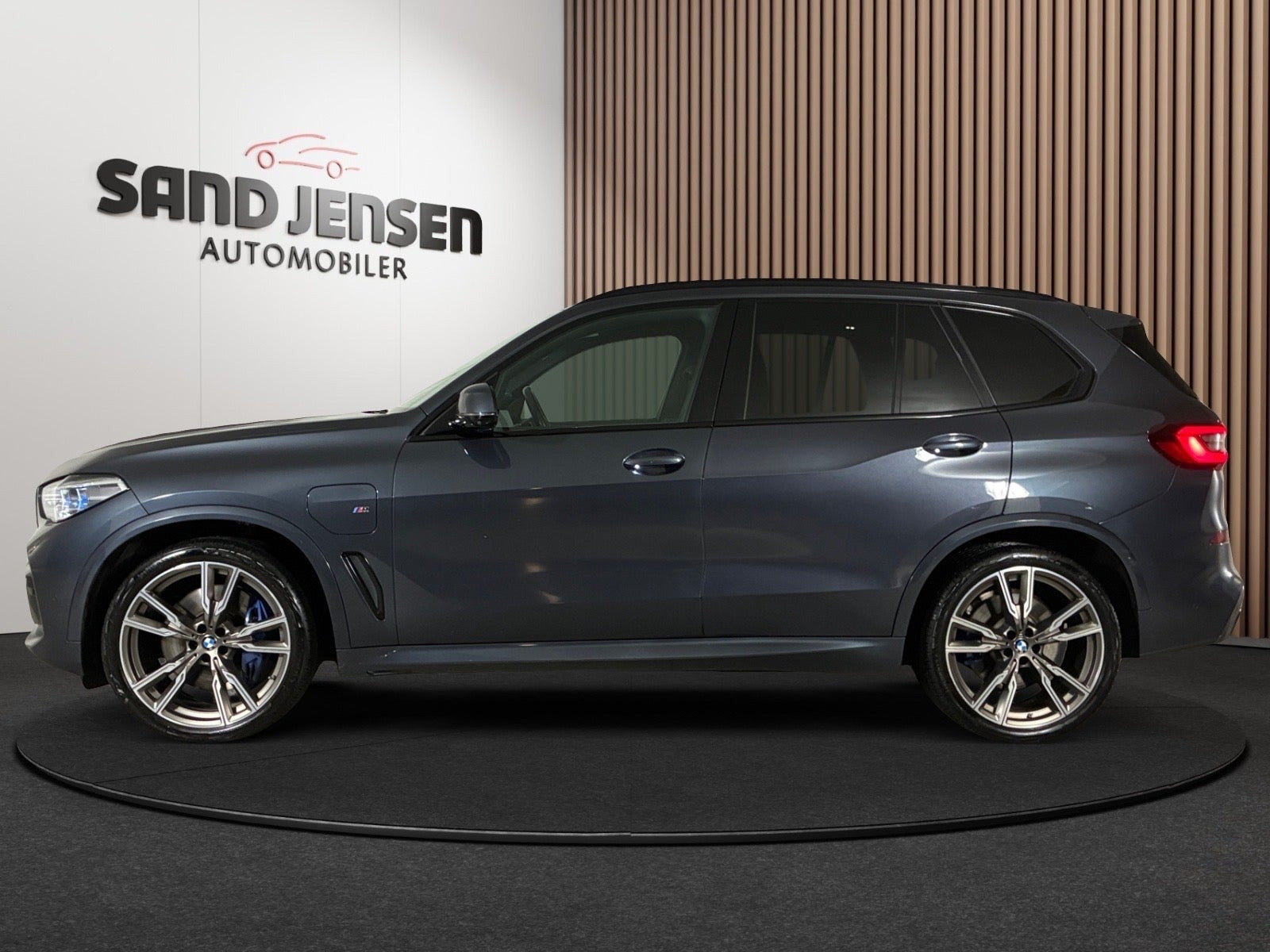 Grå BMW X5 fra 2020