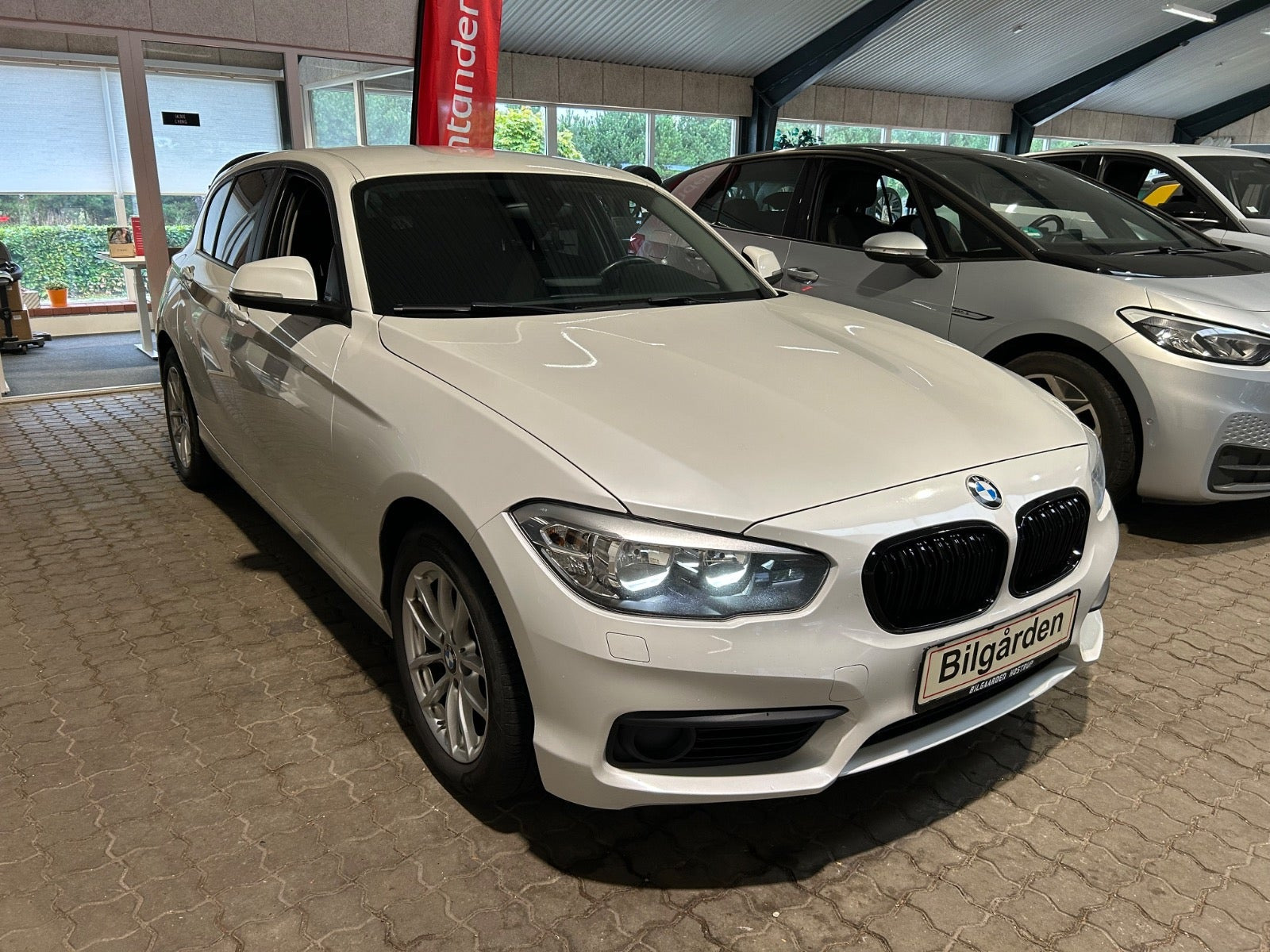 Hvid BMW 118d fra 2018