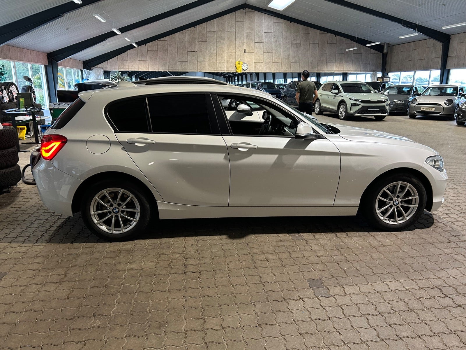 Hvid BMW 118d fra 2018