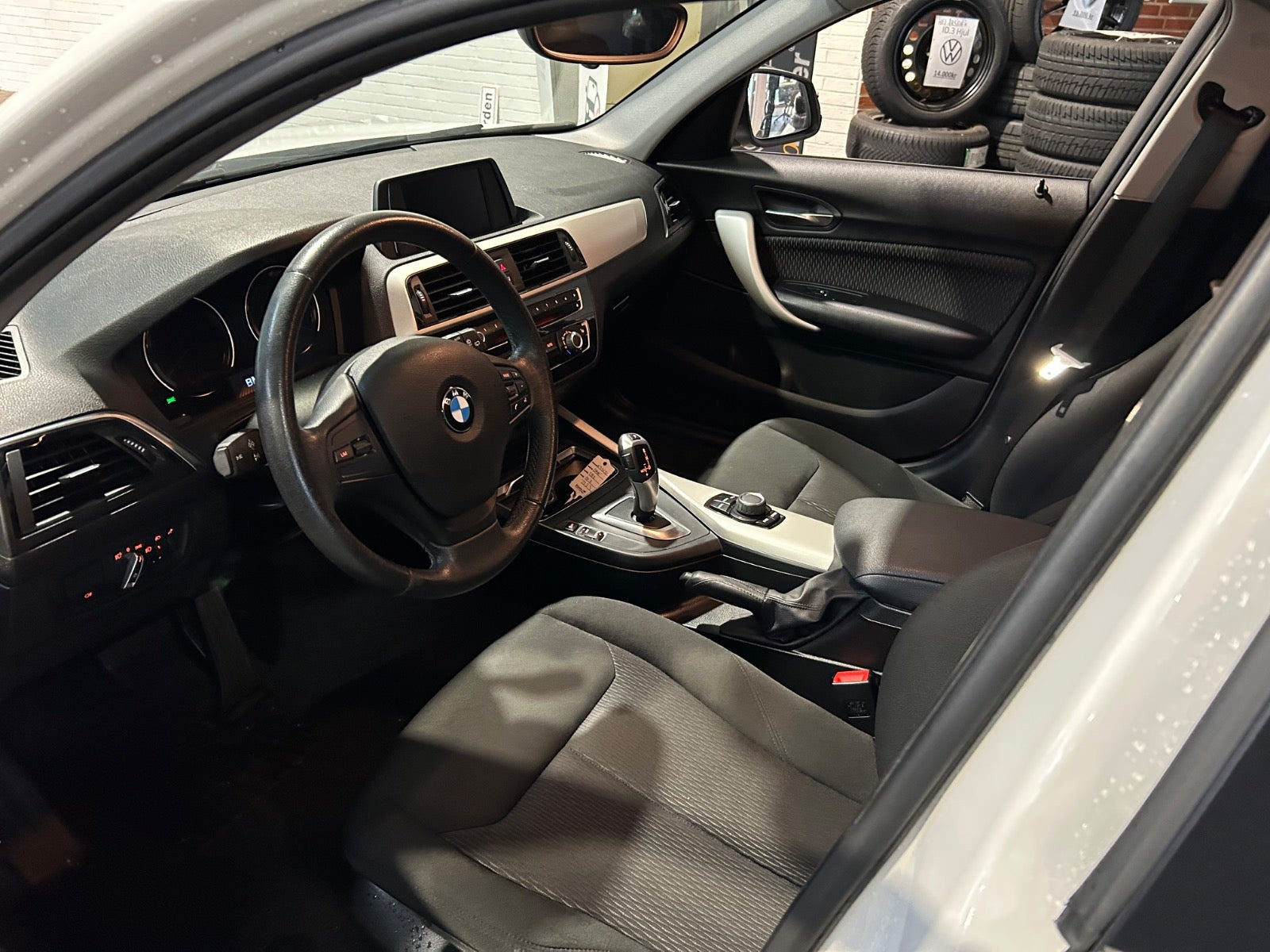 Hvid BMW 118d fra 2018
